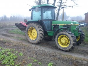 John Deere 2140