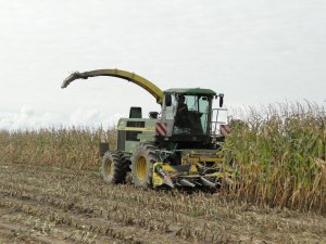 John Deere 6850