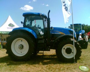 New Holland T7040