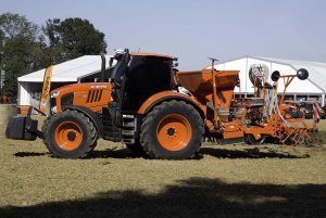 Kubota M7-171 K-VT i agregat uprawowo-siewny
