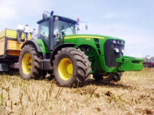 John Deere 8230