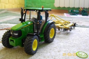 John Deere 5820