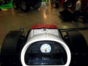 Massey Ferguson 5612  widok na maske