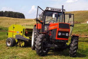 Zetor ZTS 9245 z prasą Wolvo R10