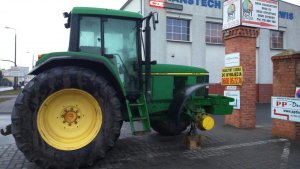 John Deere 6910