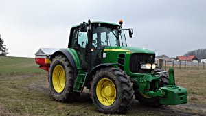 John Deere 6930 & Rozsiewaczem Kverneland
