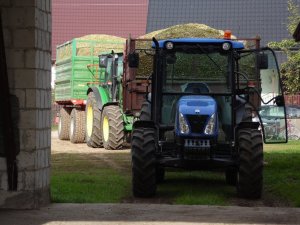 New Holland T4020 z przyczepą