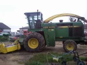 John Deere 6810