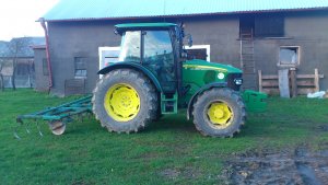 John Deere 5090 R + Kultywator