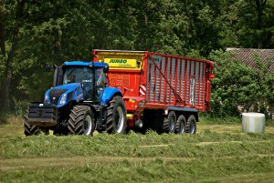 New Holland T8.390 + Pöttinger Jumbo 10010 Combiline