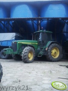 John-Deere 8200