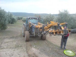 Valtra 6750 + ładowacz + wibrator