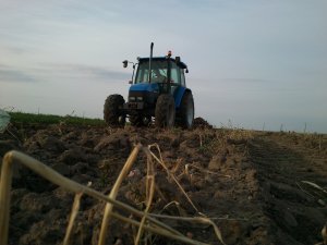 New Holland L75 + Agregat