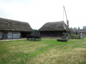 Budynki gospodarcze, żuraw w Muzeum Wsi Mazowieckiej w Sierpcu 2013