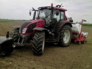 Valtra N123 + Kuhn Maxima