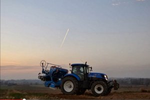 New Holland T7 220 AC & Lemken