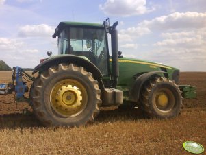 John Deere 8330