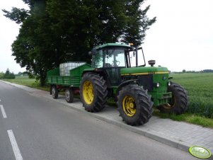 John Deere 3650 z przyczepą