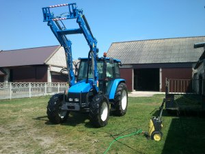 New Holland L75 + IT1600