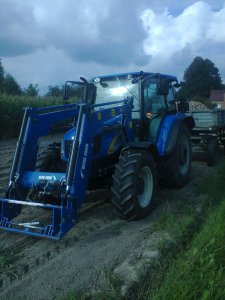 New Holland T5040 z przyczepą ziemniaków