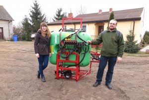 Zwyciężczyni głównej nagrody z przedstawicielem firmy Krukowiak