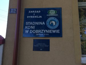 Zdjęcie tablicy Stadniny Koni w Dobrzyniewie