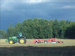 John Deere 7820 + Kuhn Dicover