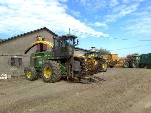 John Deere 6810