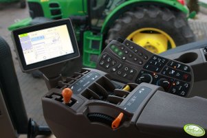 John Deere 8285R - centrum dowodzenia