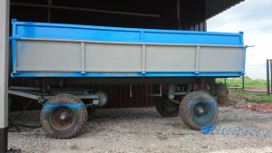 Przyczepa D732 w trakcie malowania