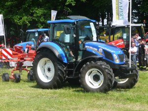 New Holland T4.85 I zgrabiarka Kuhn