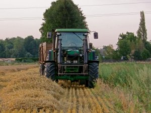 John Deere 6610