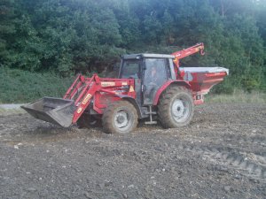 Massey Ferguson 4255 & dźwig Kuhn & rozsiewacz do nawozów Rauch