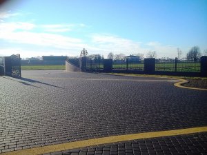 Utwardzone podwórko kostka brukowa.