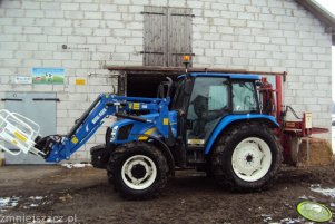 New Holland T5060 + Trioliet 