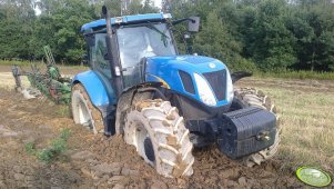 New Holland T7030