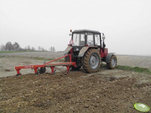 Belarus 820 i pług