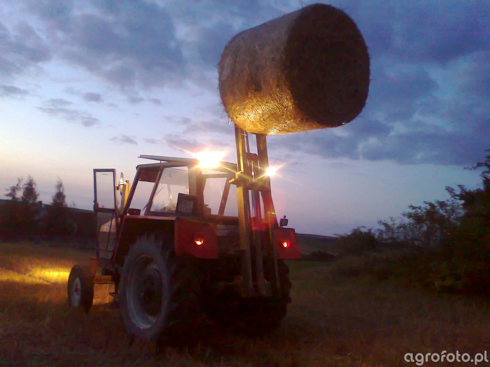 Zdjęcie ciagnik Zetor 8111 id:512956 - Galeria rolnicza agrofoto