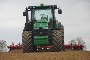 John Deere 8335R