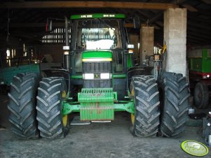 John Deere 6910