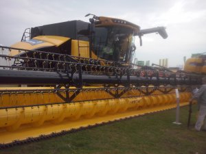 New Holland z 12,5 metrowym hedrem