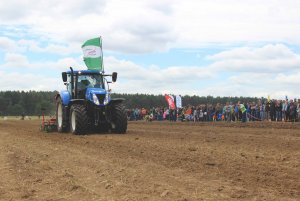 New Holland T7 + Unia Fenix 700/3