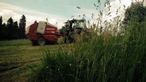 Massey Ferguson 3070 & Welger RP 220 Farmer