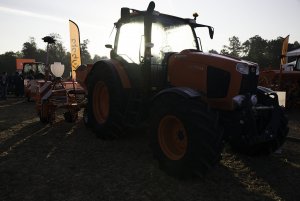 Kubota M135gx i siewnik do kukurydzy