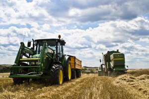 John Deere 5080M + Wielton 6T i John Deere 1055