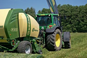 Krone Comprima V150XC + John Deere 6930 Premium