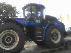 New Holland T9.