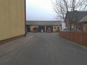 Widok podwórza od strony głównej bramy wjazdowej