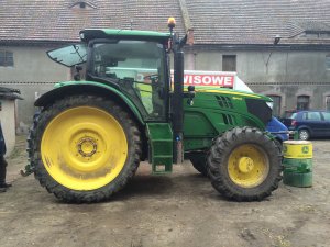 John Deere 6140r w trakcie wymiany kół