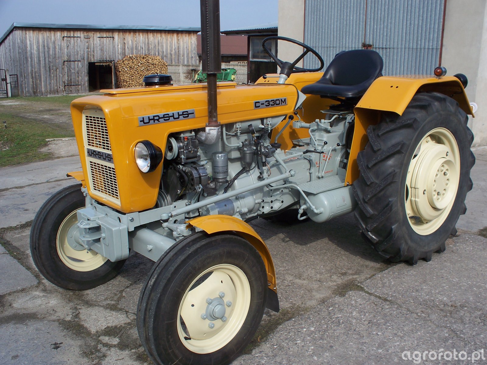 fotografia-traktor-ursus-c-330m-499288-galeria-rolnicza-agrofoto